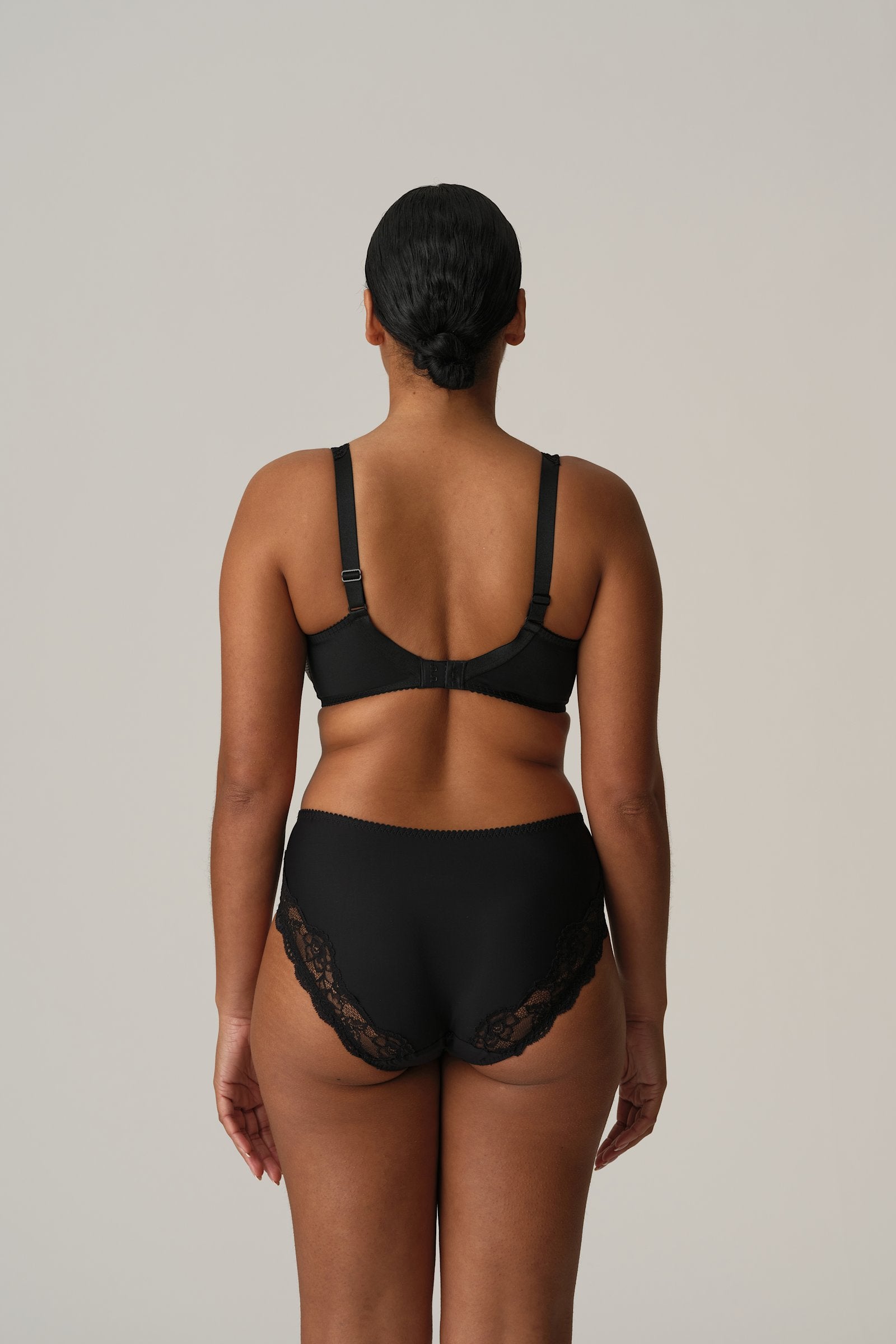 PrimaDonna Madison Full Cup Bra on model in Black Tailor