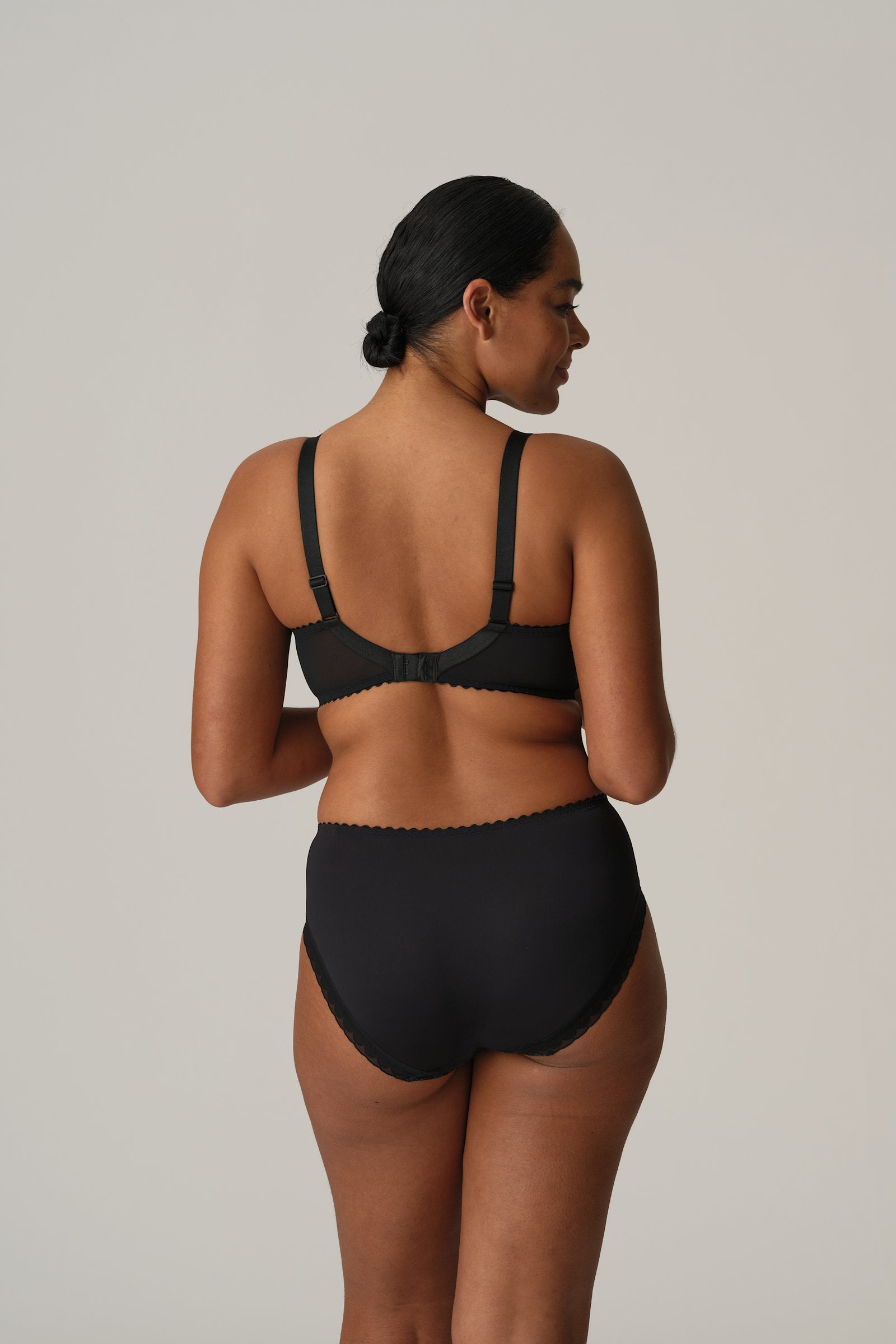 PrimaDonna San Angel Full Cup Bra on model in Peacock Feather