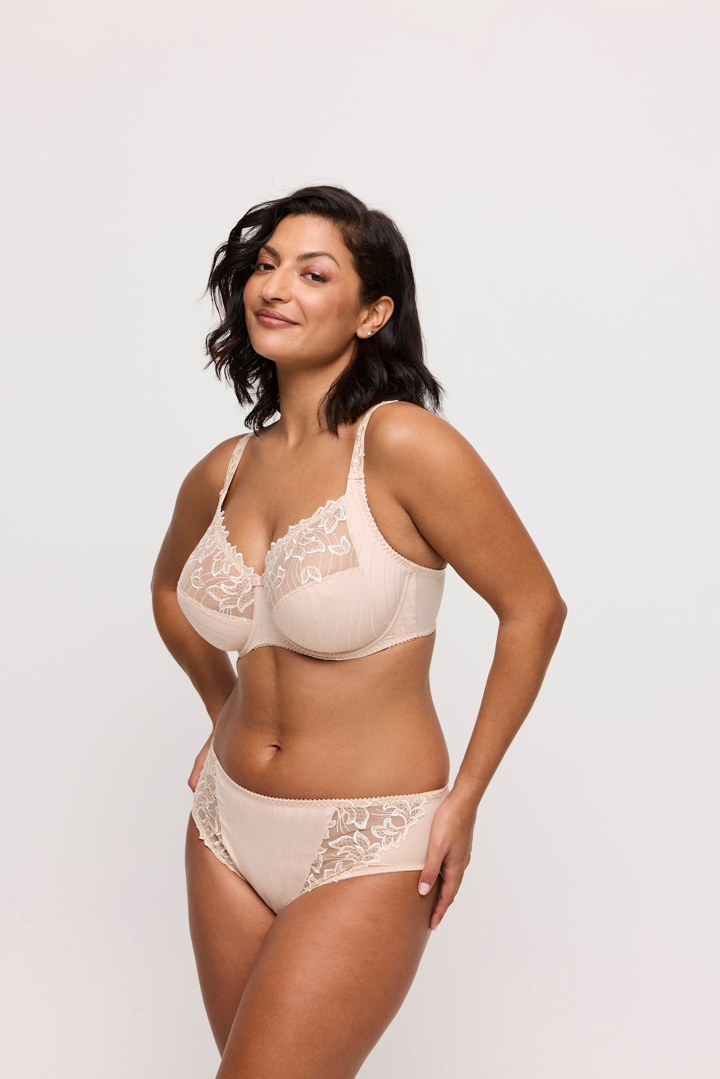 PrimaDonna Deauville Full Cup Bra on model in Caffé Latte