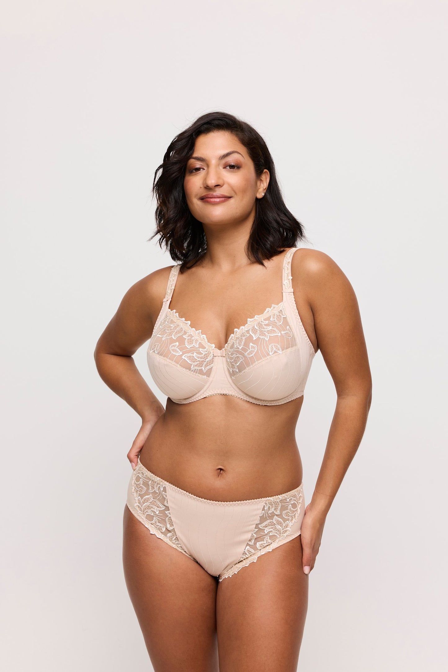 PrimaDonna Deauville Full Cup Bra on model in Caffé Latte