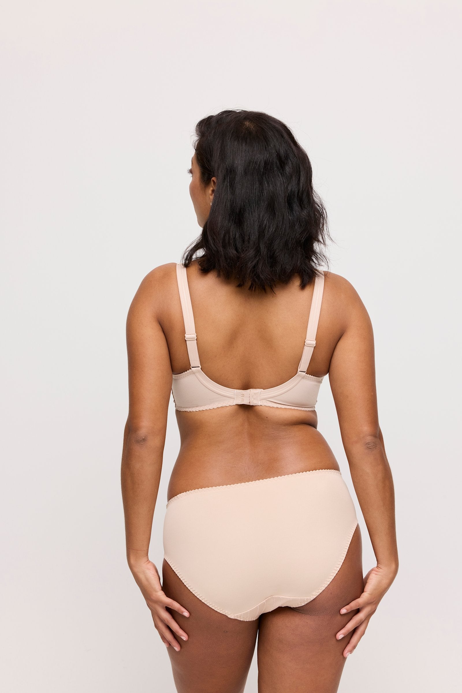 PrimaDonna Deauville Full Cup Bra on model in Caffé Latte