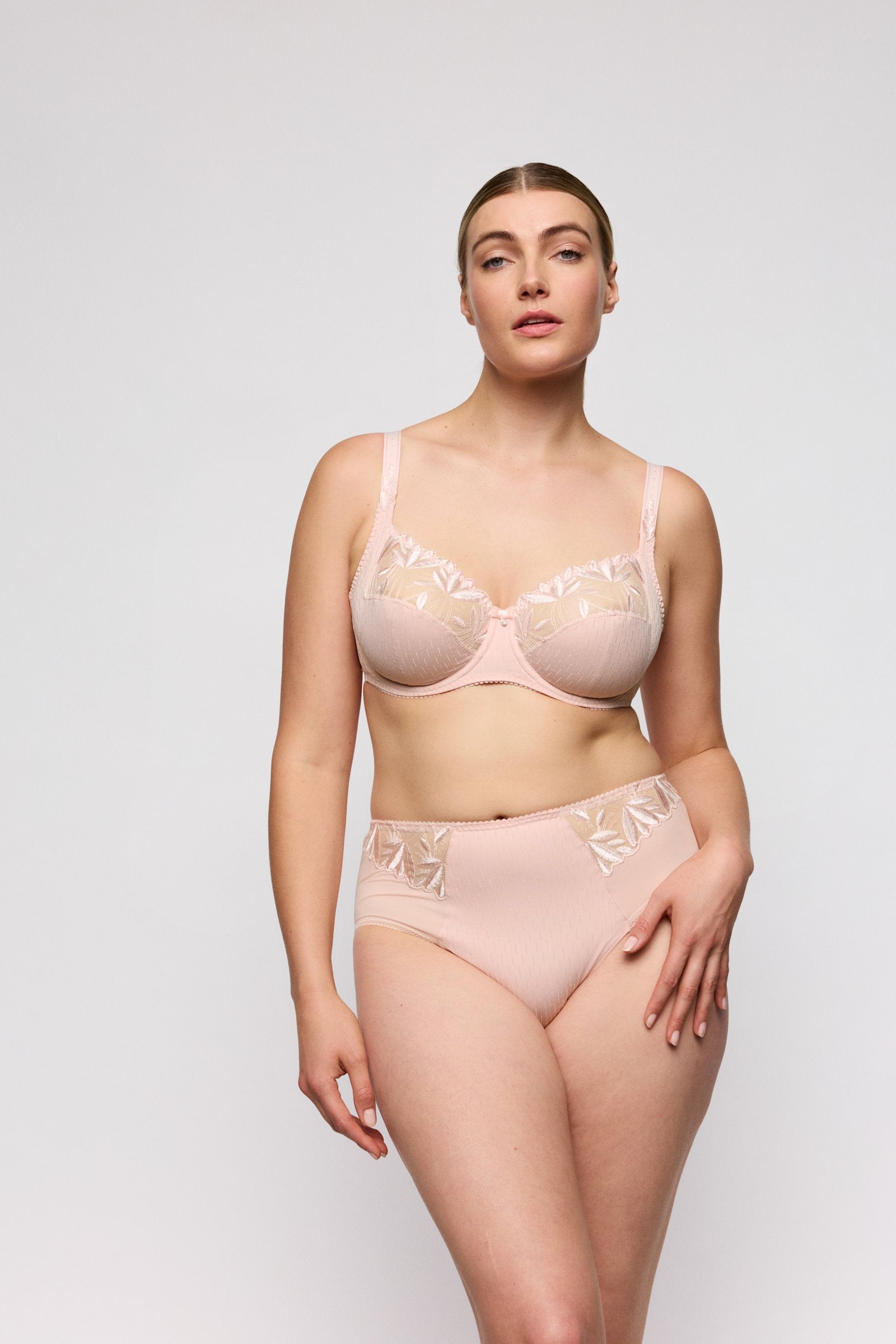 PrimaDonna Orlando Full Cup Bra on model in Pearly Pink