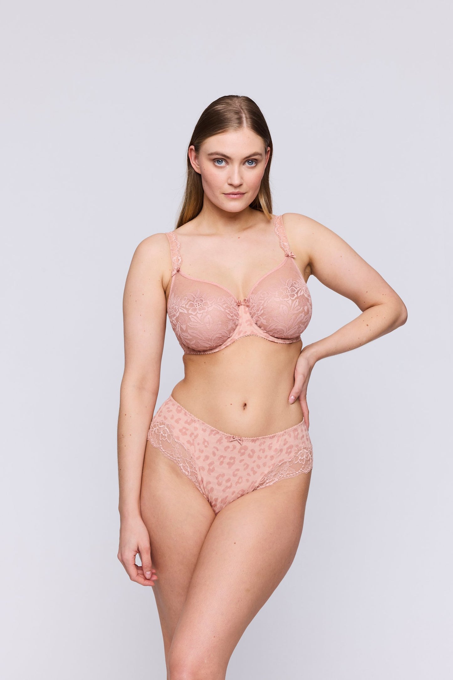 PrimaDonna Madison Hotpant on model in Sweet Dust