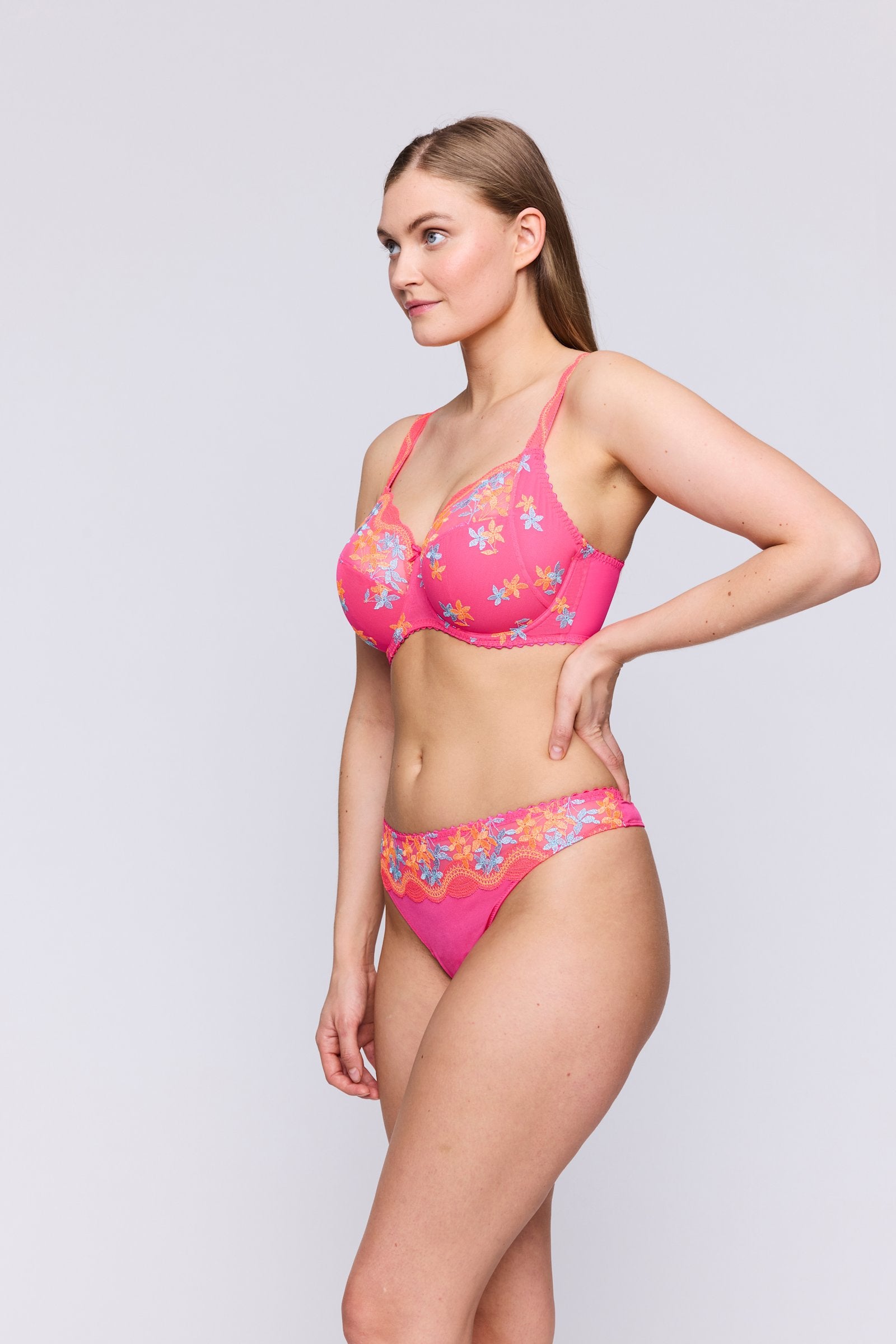 PrimaDonna Cala Luna Full Cup Bra on model in Blogger Pink