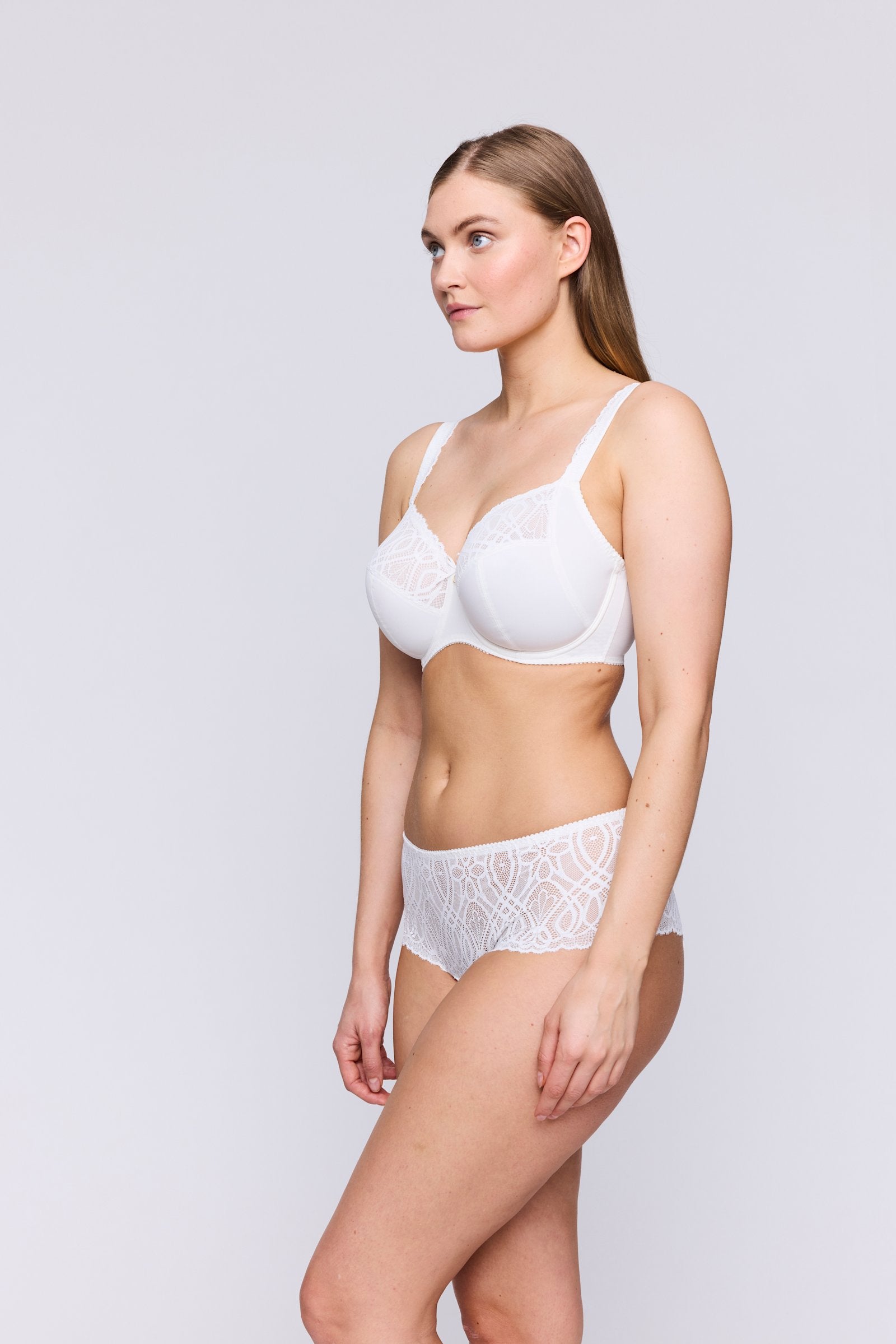 PrimaDonna Salerno Full Cup Bra on model in Natural